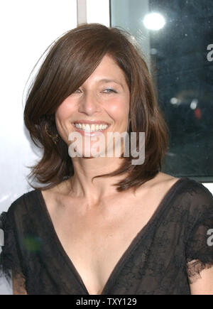 Catherine Keener arrive à la la première mondiale de 'La 40 Year-Old Virgin' le 11 août 2005, à Los Angeles. (Photo d'UPI/John Hayes) Banque D'Images