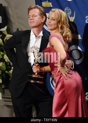 L'acteur William H. Macy et sa femme, Emmy gagnant Felicity Huffman, apparaissent dans les coulisses du 57e congrès annuel Prime Time Emmy Awards à Los Angeles le 18 septembre 2005. Huffman a gagné dans une course que les deux de ses co-stars, Marcia Cross et Teri Hatcher, de l'ABC de la série à succès, des femmes au foyer le NDP dépasse, à propos de la vie d'un groupe de femmes de banlieue. (Photo d'UPI/Jim Ruymen) Banque D'Images