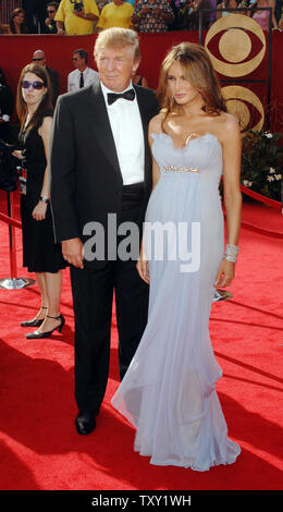 Donald Trump, 59 ans, arrive avec sa femme Melania pour le 57e congrès annuel Primetime Emmy Awards au Shrine Auditorium à Los Angeles en ce 18 septembre 2005 photo d'archives. L'épouse de Melania Knauss Trump, 35 ans, est enceinte avec le magnat de l'immobilier est cinquième enfant, et est dû au printemps, a déclaré la porte-parole d'atout le 27 septembre 2005. (Photo d'UPI/Jim Ruymen/fichier) Banque D'Images