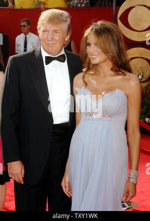 Donald Trump, 59 ans, arrive avec sa femme Melania pour le 57e congrès annuel Primetime Emmy Awards au Shrine Auditorium à Los Angeles en ce 18 septembre 2005 photo d'archives. L'épouse de Melania Knauss Trump, 35 ans, est enceinte avec le magnat de l'immobilier est cinquième enfant, et est dû au printemps, a déclaré la porte-parole d'atout le 27 septembre 2005. (Photo d'UPI/Jim Ruymen/fichier) Banque D'Images