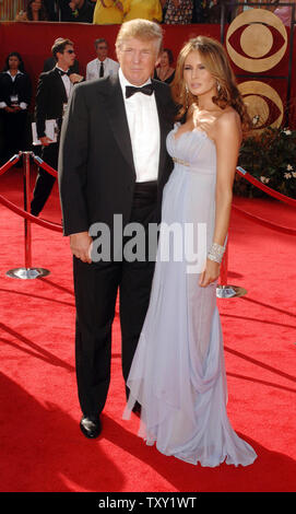 Donald Trump, 59 ans, arrive avec sa femme Melania pour le 57e congrès annuel Primetime Emmy Awards au Shrine Auditorium à Los Angeles en ce 18 septembre 2005 photo d'archives. L'épouse de Melania Knauss Trump, 35 ans, est enceinte avec le magnat de l'immobilier est cinquième enfant, et est dû au printemps, a déclaré la porte-parole d'atout le 27 septembre 2005. (Photo d'UPI/Jim Ruymen/fichier) Banque D'Images