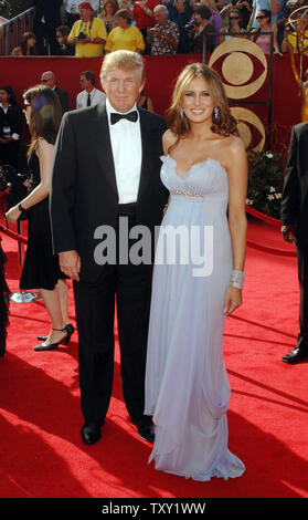 Donald Trump, 59 ans, arrive avec sa femme Melania pour le 57e congrès annuel Primetime Emmy Awards au Shrine Auditorium à Los Angeles en ce 18 septembre 2005 photo d'archives. L'épouse de Melania Knauss Trump, 35 ans, est enceinte avec le magnat de l'immobilier est cinquième enfant, et est dû au printemps, a déclaré la porte-parole d'atout le 27 septembre 2005. (Photo d'UPI/Jim Ruymen/fichier) Banque D'Images