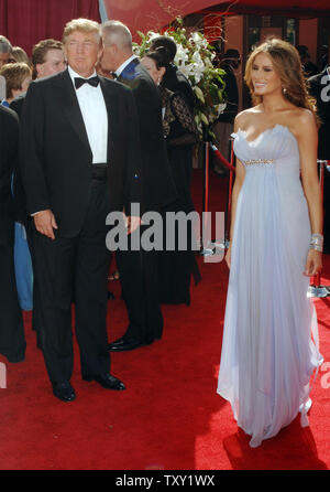 Donald Trump, 59 ans, arrive avec sa femme Melania pour le 57e congrès annuel Primetime Emmy Awards au Shrine Auditorium à Los Angeles en ce 18 septembre 2005 photo d'archives. L'épouse de Melania Knauss Trump, 35 ans, est enceinte avec le magnat de l'immobilier est cinquième enfant, et est dû au printemps, a déclaré la porte-parole d'atout le 27 septembre 2005. (Photo d'UPI/Jim Ruymen/fichier) Banque D'Images