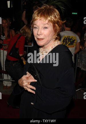 L'actrice Shirley MacLaine arrive pour le Los Angeles première mondiale de la motion picture comédie dramatique "dans ses chaussures" à l'Academy of Motion Pictures Arts and Sciences, à Los Angeles, Californie le 28 septembre 2005. Le film est tiré du roman de Jennifer Weiner et raconte l'histoire de party girl Maggie Feller, joué par Diaz et sa tête-sur-droites sœur Rose, joué par Collette. Le film s'ouvre aux États-Unis le 7 octobre 2005. (Photo d'UPI/Jim Ruymen) Banque D'Images