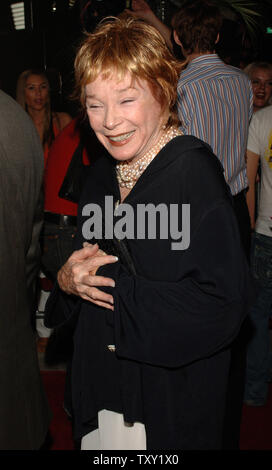 L'actrice Shirley MacLaine arrive pour le Los Angeles première mondiale de la motion picture comédie dramatique "dans ses chaussures" à l'Academy of Motion Pictures Arts and Sciences, à Los Angeles, Californie le 28 septembre 2005. Le film est tiré du roman de Jennifer Weiner et raconte l'histoire de party girl Maggie Feller, joué par Diaz et sa tête-sur-droites sœur Rose, joué par Collette. Le film s'ouvre aux États-Unis le 7 octobre 2005. (Photo d'UPI/Jim Ruymen) Banque D'Images