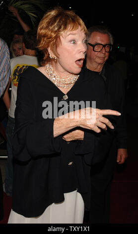 L'actrice Shirley MacLaine arrive pour le Los Angeles première mondiale de la motion picture comédie dramatique "dans ses chaussures" à l'Academy of Motion Pictures Arts and Sciences, à Los Angeles, Californie le 28 septembre 2005. Le film est tiré du roman de Jennifer Weiner et raconte l'histoire de party girl Maggie Feller, joué par Diaz et sa tête-sur-droites sœur Rose, joué par Collette. Le film s'ouvre aux États-Unis le 7 octobre 2005. (Photo d'UPI/Jim Ruymen) Banque D'Images