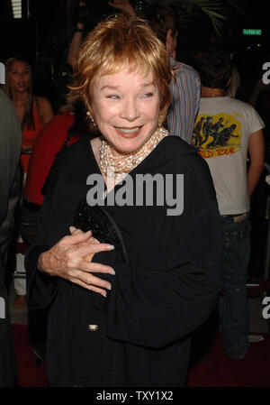 L'actrice Shirley MacLaine arrive pour le Los Angeles première mondiale de la motion picture comédie dramatique "dans ses chaussures" à l'Academy of Motion Pictures Arts and Sciences, à Los Angeles, Californie le 28 septembre 2005. Le film est tiré du roman de Jennifer Weiner et raconte l'histoire de party girl Maggie Feller, joué par Diaz et sa tête-sur-droites sœur Rose, joué par Collette. Le film s'ouvre aux États-Unis le 7 octobre 2005. (Photo d'UPI/Jim Ruymen) Banque D'Images
