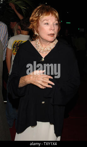 L'actrice Shirley MacLaine arrive pour le Los Angeles première mondiale de la motion picture comédie dramatique "dans ses chaussures" à l'Academy of Motion Pictures Arts and Sciences, à Los Angeles, Californie le 28 septembre 2005. Le film est tiré du roman de Jennifer Weiner et raconte l'histoire de party girl Maggie Feller, joué par Diaz et sa tête-sur-droites sœur Rose, joué par Collette. Le film s'ouvre aux États-Unis le 7 octobre 2005. (Photo d'UPI/Jim Ruymen) Banque D'Images