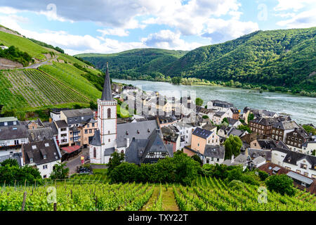 Église, maisons et vignes en Assmanshausen. La vallée du Haut-Rhin moyen (Mittelrhein), à proximité de Rudesheim am Rhein, Location Appartement. Hessen, Allemagne. Unesco Banque D'Images