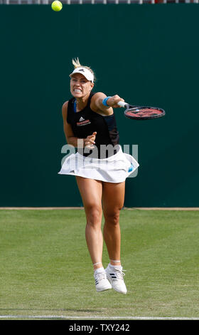 Le Devonshire Park, Eastbourne, Royaume-Uni. 25 Juin, 2019. Tournoi International de Tennis Nature Valley ; Angelique Kerber (GER) sert à Samantha Stosur (AUS) : Action de Crédit Plus Sport/Alamy Live News Banque D'Images