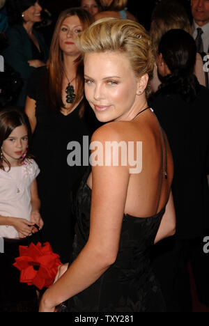 L'actrice Charlize Theron, star du nouveau film 'pays du Nord', arrive pour la première du film au Grauman's Chinese Theatre à Hollywood de Los Angeles, Californie le 10 octobre 2005. (Photo d'UPI/Jim Ruymen) Banque D'Images
