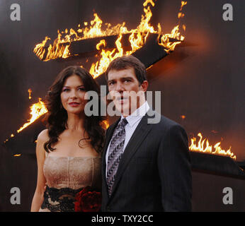 L'actrice Catherine Zeta-Jones et co-star Antonio Banderas arrivent à la Los Angeles première de leur nouveau film, 'La Légende de Zorro", à l'Orpheum Theatre dans le centre-ville de Los Angeles le 16 octobre 2005. Le film raconte l'histoire de Don Alejandro de la Vega, Zorro (Banderas), et sa femme Elena (Zeta-Jones) qui font face à une menace à la Californie de devenir le 31e état de l'Union. Le film s'ouvre aux États-Unis le 28 octobre. (Photo d'UPI/Jim Ruymen) Banque D'Images