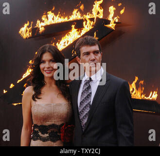 L'actrice Catherine Zeta-Jones et co-star Antonio Banderas arrivent pour le Los Angeles première de leur nouveau film, 'La Légende de Zorro", à l'Orpheum Theatre dans le centre-ville de Los Angeles le 16 octobre 2005. Le film raconte l'histoire de Don Alejandro de la Vega, Zorro (Banderas), et sa femme Elena (Zeta-Jones) qui font face à une menace à la Californie de devenir le 31e état de l'Union. Le film s'ouvre aux États-Unis le 28 octobre. (Photo d'UPI/Jim Ruymen) Banque D'Images