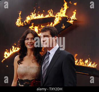 L'actrice Catherine Zeta-Jones et co-star Antonio Banderas arrivent pour le Los Angeles première de leur nouveau film, 'La Légende de Zorro", à l'Orpheum Theatre dans le centre-ville de Los Angeles le 16 octobre 2005. Le film raconte l'histoire de Don Alejandro de la Vega, Zorro (Banderas), et sa femme Elena (Zeta-Jones) qui font face à une menace à la Californie de devenir le 31e état de l'Union. Le film s'ouvre aux États-Unis le 28 octobre. (Photo d'UPI/Jim Ruymen) Banque D'Images