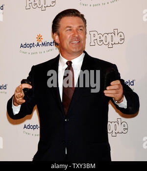 Acteur Alec Baldwin sourit comme il arrive pour la cinquième Conférence annuelle de Adopt-A-Minefield Gala à l'hôtel Beverly Hilton à Beverly Hills, Californie, le 15 novembre 2005. (Photo d'UPI/Jim Ruymen) Banque D'Images