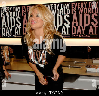 L'actrice Pamela Anderson sourit aux photographes dans le cadre de MAC Cosmetics l'appui de la Journée mondiale de lutte contre le sida au cours d'une comparution à Beverly Hills, Californie le 30 novembre 2005. Anderson a obtenu 11 millions de dollars depuis qu'elle a rejoint la campagne Viva Glam V comme un MAC AIDS Fund porte-parole. (Photo d'UPI/Jim Ruymen) Banque D'Images