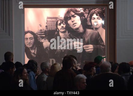 Une photo des Beatles regarde vers le bas d'un mur à une veillée aux chandelles en l'honneur du 25e anniversaire de la mort de John Lennon qui a eu lieu sur le site de Lennon's étoile sur le "Hollywood Walk of Fame" à Hollywood le 8 décembre 2005. Lennon est mort à l'âge de 40 ans alors qu'en route vers l'hôpital après avoir été abattu par Mark David Chapman, le 8 décembre 1980 à New York. (UPI Photo/ Phil McCarten) Banque D'Images