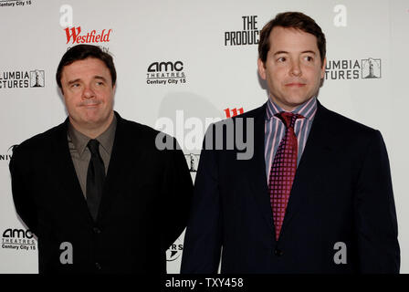 Acteurs Nathan Lane (L) et Matthew Broderick arrivent pour la première mondiale de son nouveau film 'comédie musicale', les producteurs bénéficiant de l'UCLA Jonsson Comprehensive Cancer Center au cinéma AMC 15 Century City à Los Angeles, Californie le 12 décembre 2005. Le film s'ouvre dans certaines villes le 16 décembre. (Photo d'UPI/Jim Ruymen) Banque D'Images