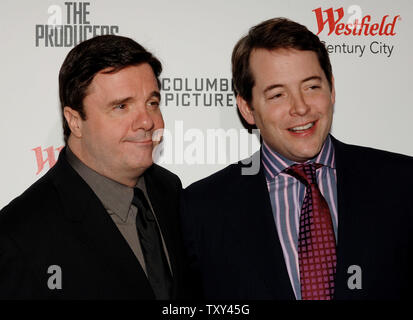 Acteurs Nathan Lane (L) et Matthew Broderick arrivent pour la première mondiale de son nouveau film 'comédie musicale', les producteurs bénéficiant de l'UCLA Jonsson Comprehensive Cancer Center au cinéma AMC 15 Century City à Los Angeles, Californie le 12 décembre 2005. Le film s'ouvre dans certaines villes le 16 décembre. (Photo d'UPI/Jim Ruymen) Banque D'Images