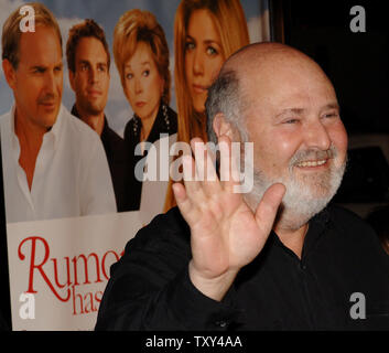 Le réalisateur Rob Reiner arrive pour la première de son nouveau film 'La rumeur l'a...', au Grauman's Chinese Theatre dans la section Hollywood de Los Angeles le 15 décembre 2005. Le film stars Jennifer Aniston comme une femme qui met son projet de mariage en attente afin qu'elle peut retourner à la maison et découvrir les secrets de famille, et a découvert que le film 1967 'La' a été probablement basé sur sa famille. Le film s'ouvre aux États-Unis le 25 décembre. (Photo d'UPI/Jim Ruymen) Banque D'Images