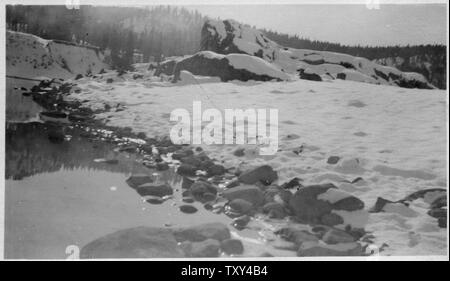 Gerome Centre du nord-est du récif, Columbia River ; Portée et contenu : Entre 1907 et 1913, le Corps des ingénieurs de l'armée américaine a entrepris d'étudier et de photographier le fleuve Columbia. Dans cette ère pré-dam, le Corps était particulièrement intéressé à documenter les risques pour des navigations et certaines parties de la rivière qui n'étaient pas navigables. Les images de cette collection voir la rivière tel qu'il était avant une série de barrages construits dans le 1930-50's apprivoisé la rivière. Banque D'Images