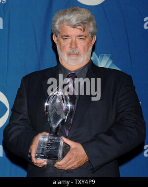 Guerre des étoiles, George Lucas tient son créateur après avoir remporté le prix de film préféré avec 'Star Wars : Episode III - La Revanche des Sith' à la 32e assemblée annuelle People's Choice Awards à Los Angeles, Californie le 10 janvier 2006. (Photo d'UPI/Jim Ruymen) Banque D'Images