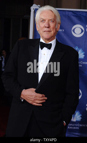 L'acteur Donald Sutherland, un acteur dans la série télévisée "Commandant en chef", arrive pour la 32e assemblée annuelle People's Choice Awards au Shrine Auditorium à Los Angeles, Californie le 10 janvier 2006. (Photo d'UPI/Jim Ruymen) Banque D'Images