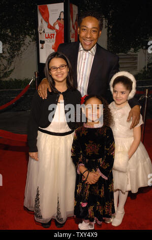 Acteur Giancarlo Esposito avec filles (L-R) Shayne, Syr et Kale, assister à la première de "Last Holiday" au Cinerama Dome d'Hollywood le 12 janvier 2006 . (UPI Photo/ Phil McCarten) Banque D'Images