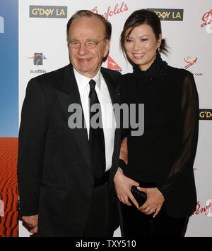 News Corporation Président et chef de la direction de Rupert Murdoch (L) arrive avec son épouse à l'icône de Wendi Penfolds Dîner de Gala au cours de g' Day 2006 La Semaine de l'Australie dans la section Hollywood de Los Angeles, Californie le 14 janvier 2006. (Photo d'UPI/Jim Ruymen) Banque D'Images