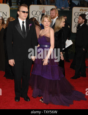L'acteur australien Heath Ledger, nominé pour le meilleur acteur dans un drame pour son travail dans "Brokeback Mountain", arrive avec sa petite amie, l'actrice Michelle Williams pour le 63e Congrès annuel de Golden Globe Awards à Los Angeles, Californie le 16 janvier 2006. (Photo d'UPI/Jim Ruymen) Banque D'Images