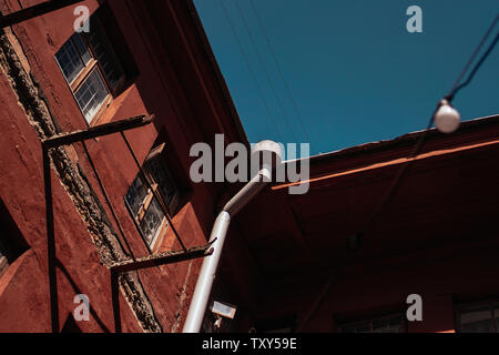 MINSK, BELARUS - Cour de cour rouge-même à Minsk, en place pour les concerts avec de la musique live, des expositions de photos, des expositions de peintures Banque D'Images