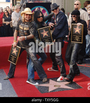 Les membres du groupe rock Motley Crue Vince Neil, Nikki Sixx, Mick Mars et Tommy Lee (L-R) présentent une grève à l'occasion du dévoilement de leur étoile sur le Hollywood Walk of Fame à Hollywood, Californie le 25 janvier 2006. La cérémonie coïncide avec le 25e anniversaire du groupe. Ils ont vendu plus de 40 millions d'albums au cours de leur longue carrière. (Photo d'UPI/Jim Ruymen) Banque D'Images