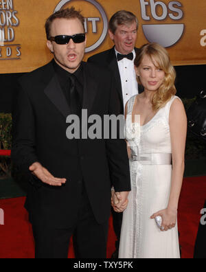 L'acteur australien Heath Ledger (L) et l'actrice Michelle Williams, stars du film 'Brokeback Mountain' arrivent à la 12e édition annuelle des Screen Actors Guild Awards à Los Angeles, Californie le 29 janvier 2006. Les deux ont été en nomination pour un Screen Actors Guild Award for Outstanding performance by a exprimés dans une motion picture pour leurs rôles dans 'Brokeback Mountain'. Ledger a également été nominé pour sa performance exceptionnelle en acteur dans un premier rôle alors que Williams a été nommé comme exceptionnel d'un homme acteur dans un rôle de soutien dans le film. (Photo d'UPI/Jim Ruymen) Banque D'Images
