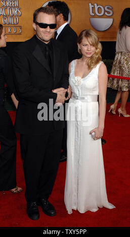 L'acteur australien Heath Ledger (L) et l'actrice Michelle Williams, stars du film 'Brokeback Mountain' arrivent à la 12e édition annuelle des Screen Actors Guild Awards à Los Angeles, Californie le 29 janvier 2006. Les deux ont été en nomination pour un Screen Actors Guild Award for Outstanding performance by a exprimés dans une motion picture pour leurs rôles dans 'Brokeback Mountain'. Ledger a également été nominé pour sa performance exceptionnelle en acteur dans un premier rôle alors que Williams a été nommé comme exceptionnel d'un homme acteur dans un rôle de soutien dans le film. (Photo d'UPI/Jim Ruymen) Banque D'Images