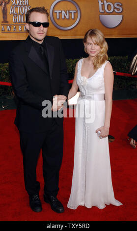 L'acteur australien Heath Ledger (L) et l'actrice Michelle Williams, stars du film 'Brokeback Mountain' arrivent à la 12e édition annuelle des Screen Actors Guild Awards à Los Angeles, Californie le 29 janvier 2006. Les deux ont été en nomination pour un Screen Actors Guild Award for Outstanding performance by a exprimés dans une motion picture pour leurs rôles dans 'Brokeback Mountain'. Ledger a également été nominé pour sa performance exceptionnelle en acteur dans un premier rôle alors que Williams a été nommé comme exceptionnel d'un homme acteur dans un rôle de soutien dans le film. (Photo d'UPI/Jim Ruymen) Banque D'Images