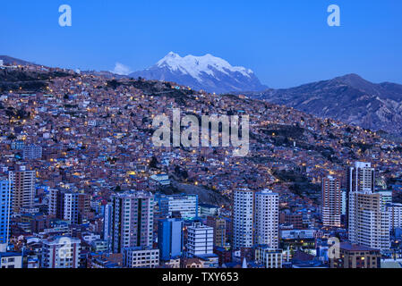 Heure bleue, avec l'Illimani dominant de la densité de La Paz, Bolivie Banque D'Images