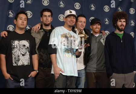 Le groupe Linkin Park pose backstage après avoir remporté un Grammy à la 48e cérémonie annuelle de remise des prix Grammy au Staples Center de Los Angeles le 8 février 2006. (Photo d'UPI/Phil McCarten) Banque D'Images