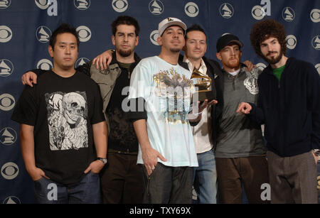 Le groupe Linkin Park pose backstage après avoir remporté un Grammy à la 48e cérémonie annuelle de remise des prix Grammy au Staples Center de Los Angeles le 8 février 2006. (Photo d'UPI/Phil McCarten) Banque D'Images