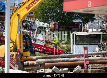 Un pipeliner charge une section de tuyaux d'acier sur un appareil de forage horizontal pour l'ETP-Sunoco Mariner East pipeline 2 à West Chester, Pennsylvanie le 5 juin 2019. Une fois terminé, le 350-mile Mariner East pipeline transportera 2 275 000 gallons par jour de gaz naturel liquide de produits dérivés de shale de Marcellus et d'étirer à travers la Pennsylvanie se terminant à Marcus Hook, New York où les produits pétroliers sera exporté à d'autres États et à l'étranger. Banque D'Images