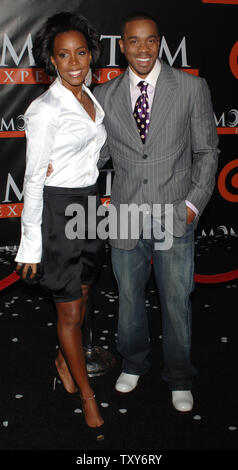 Singer Kelly Rowland (L) et l'acteur Duane Martin, co-star dans la comédie romantique motion photo 'Seat', de remplissage d'arriver pour la première du film au El Capitan Theatre dans la section Hollywood de Los Angeles, le 22 février 2004. (Photo d'UPI/Jim Ruymen) Banque D'Images