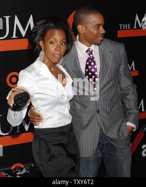 Singer Kelly Rowland (L) et l'acteur Duane Martin, co-star dans la comédie romantique motion photo 'Seat', de remplissage d'arriver pour la première du film au El Capitan Theatre dans la section Hollywood de Los Angeles, le 22 février 2004. (Photo d'UPI/Jim Ruymen) Banque D'Images