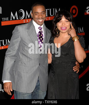 L'acteur Duane Martin (L), qui stars dans la comédie romantique motion photo 'Seat', arrive pour la première du film avec son épouse, l'actrice Tisha Campbell au El Capitan Theatre dans la section Hollywood de Los Angeles, le 22 février 2004. Martin Campbell et co-écrit le film avec Mark Brown. (Photo d'UPI/Jim Ruymen) Banque D'Images