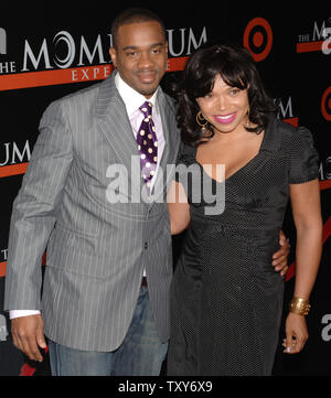 L'acteur Duane Martin (L), qui stars dans la comédie romantique motion photo 'Seat', arrive pour la première du film avec son épouse, l'actrice Tisha Campbell au El Capitan Theatre dans la section Hollywood de Los Angeles, le 22 février 2004. Martin Campbell et co-écrit le film avec Mark Brown. (Photo d'UPI/Jim Ruymen) Banque D'Images