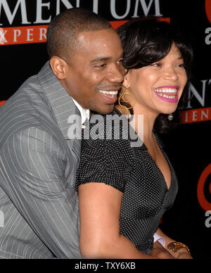 L'acteur Duane Martin (L), qui stars dans la comédie romantique motion photo 'Seat', arrive pour la première du film avec son épouse, l'actrice Tisha Campbell au El Capitan Theatre dans la section Hollywood de Los Angeles, le 22 février 2004. Martin Campbell et co-écrit le film avec Mark Brown. (Photo d'UPI/Jim Ruymen) Banque D'Images