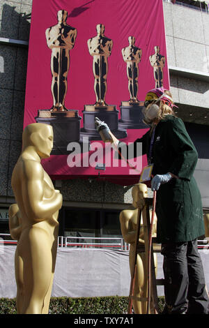 Oscar peinture Travailleurs des statues dans la préparation de la 78e assemblée annuelle Academy Awards, également appelé les Oscars, le 4 mars 2006, à Hollywood, CA. (Photo d'UPI/Gary C. Caskey) Banque D'Images