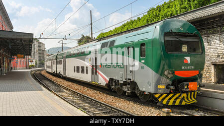 Côme, Italie - Juin 2019 : vue panoramique d'un train électrique moderne dans le centre-ville, gare du Nord Le lac de Côme Banque D'Images