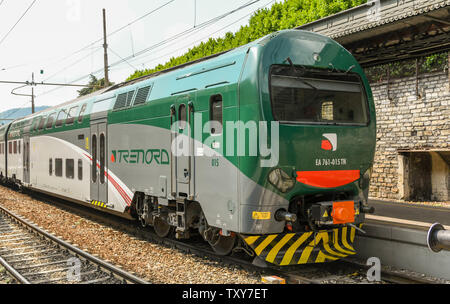 Côme, Italie - Juin 2019 : train électrique moderne dans le centre-ville, gare du Nord Le lac de Côme Banque D'Images