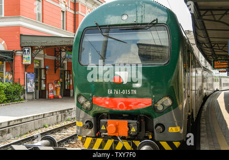 Côme, Italie - Juin 2019 : sur la tête d'un train électrique moderne dans le centre-ville, gare du Nord Le lac de Côme Banque D'Images