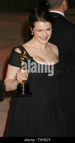 Actrice Rachel Weisz arrive sur le tapis rouge à la Vanity Fair Oscar Party à Morton's à West Hollywood, Californie le 5 mars 2006. (Photo d'UPI/David Silpa) Banque D'Images