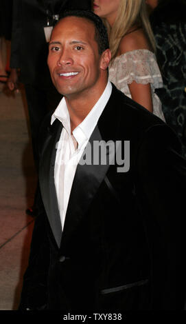 L'acteur Dwayne Johnson 'Rock' arrive sur le tapis rouge à la Vanity Fair Oscar Party à Morton's à West Hollywood, Californie le 5 mars 2006. (Photo d'UPI/David Silpa) Banque D'Images